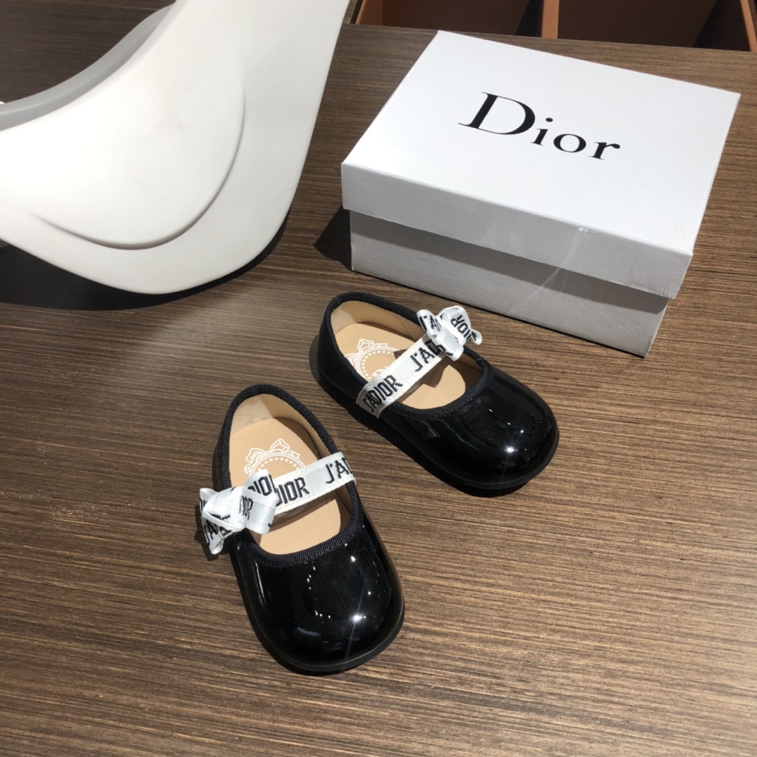 Children's shoes child